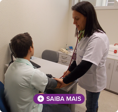 Foto de um colaborador da Via Marte utilizando equipamentos de segurança